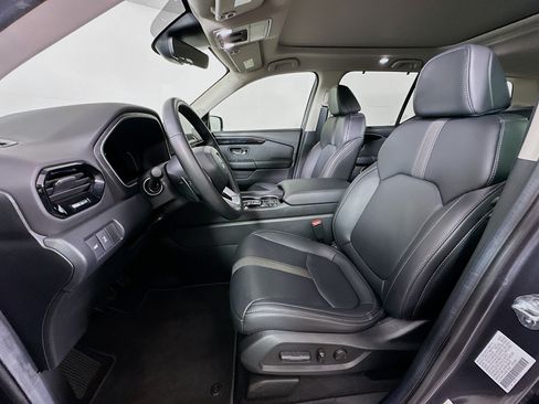 Used 2025 Honda Pilot Touring image 13