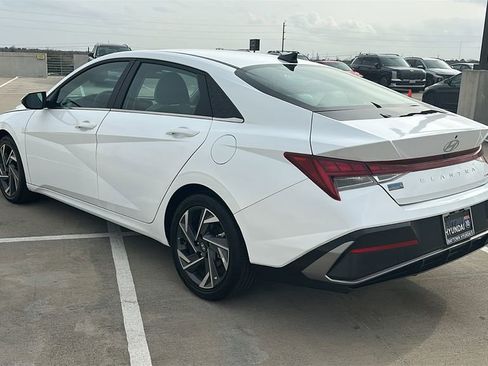 Used 2025 Hyundai Elantra Limited image 11