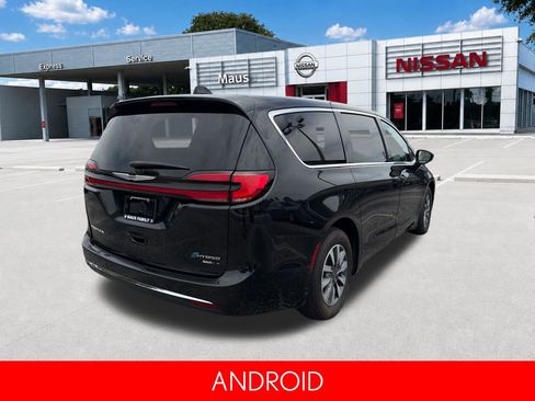 Used 2024 Chrysler Pacifica Limited FWD image 4