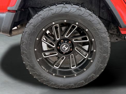 Used 2018 Jeep Wrangler Unlimited Sahara w/ Uconnect 4C Nav & Sound Group AWD/4WD image 12