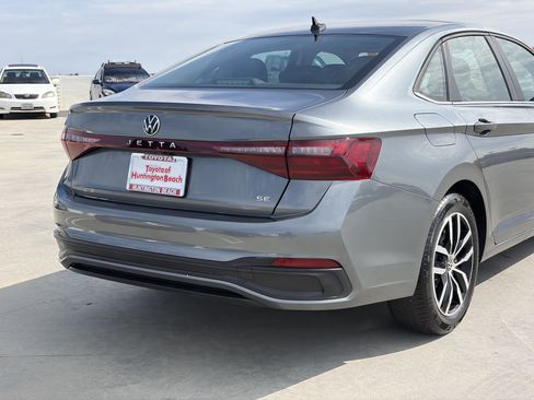 Used 2025 Volkswagen Jetta SE FWD image 4