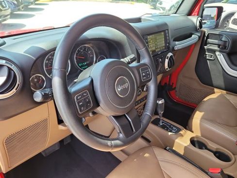 Used 2015 Jeep Wrangler Unlimited Sahara w/ Dual Top Group AWD/4WD image 19