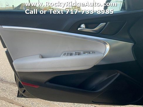 Used 2023 Genesis G70 2.0T image 22