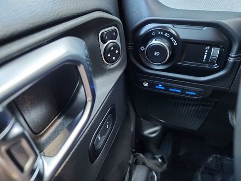 Used 2025 Jeep Wrangler Unlimited Sahara AWD/4WD image 36