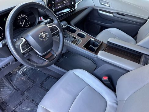 Used 2021 Toyota Sienna XLE image 7