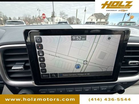 Used 2025 Hyundai Venue Limited image 14