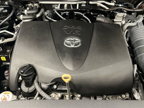Used 2022 Toyota Highlander LE AWD/4WD image 25