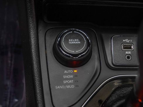 Used 2019 Jeep Cherokee Limited AWD/4WD image 23