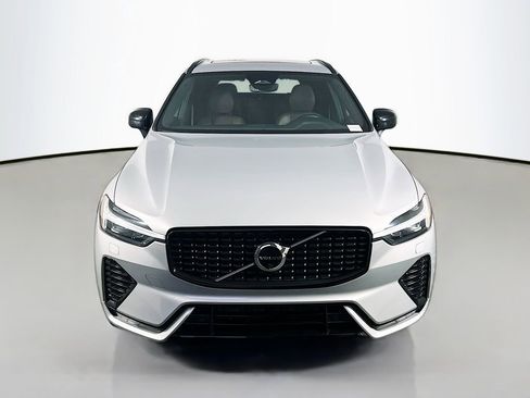 Used 2023 Volvo XC60 B5 Plus image 2