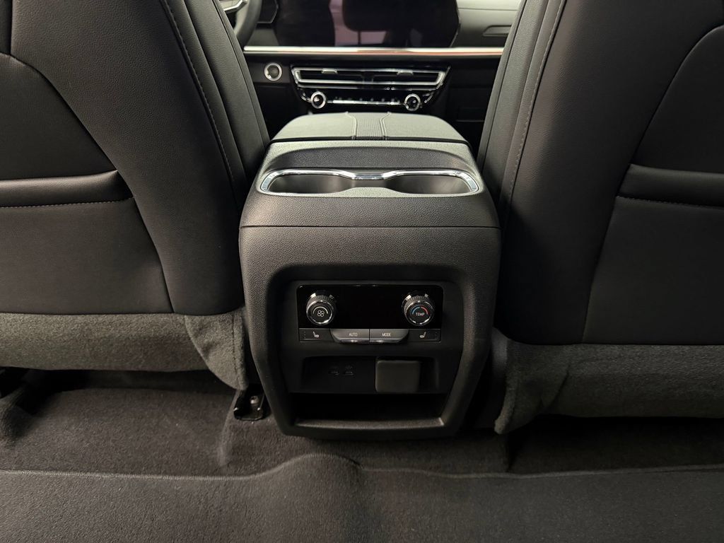 Used 2025 Chevrolet Traverse High Country FWD image 23