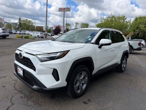 Used 2022 Toyota RAV4 XLE image 4