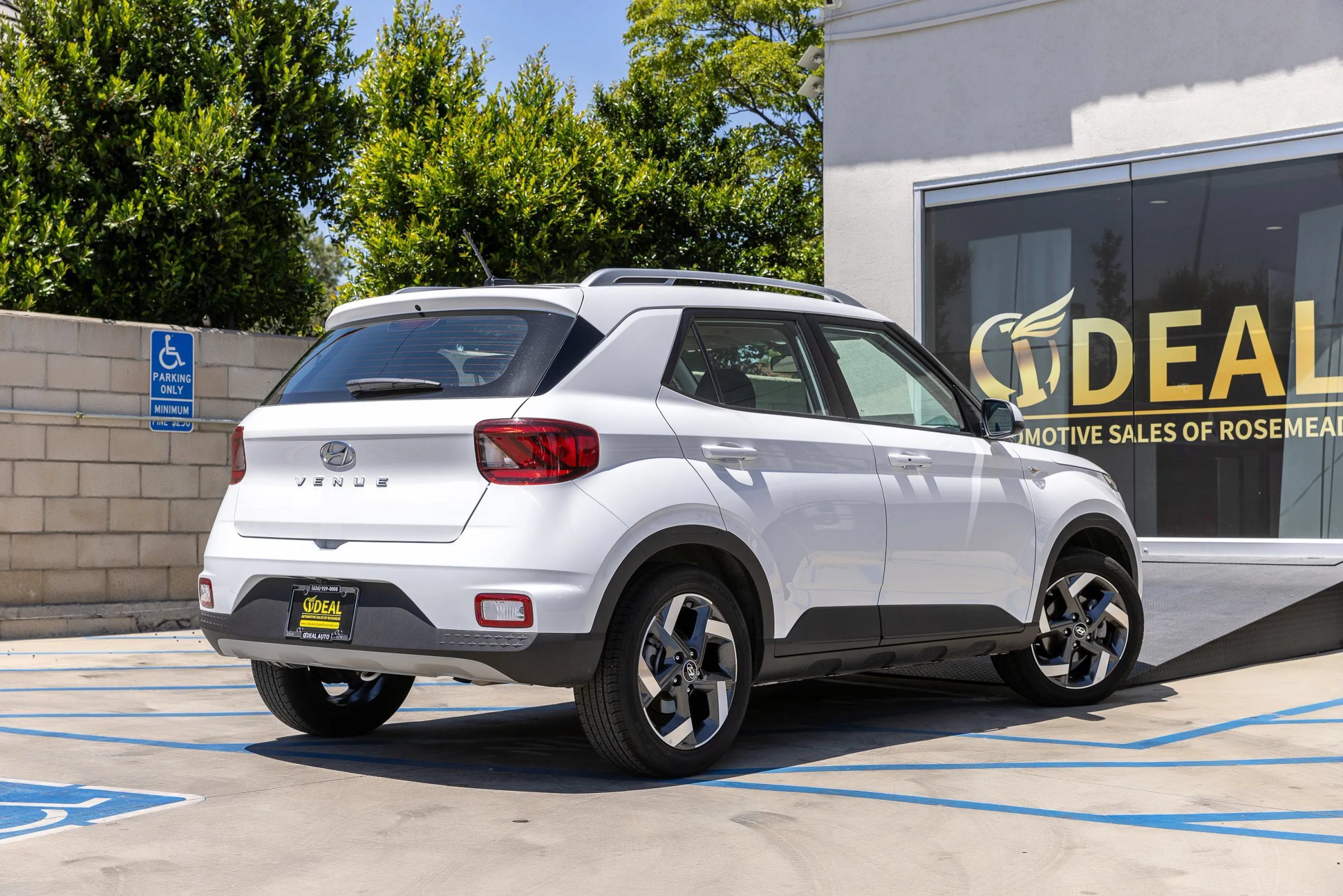 Used 2025 Hyundai Venue SEL FWD image 14