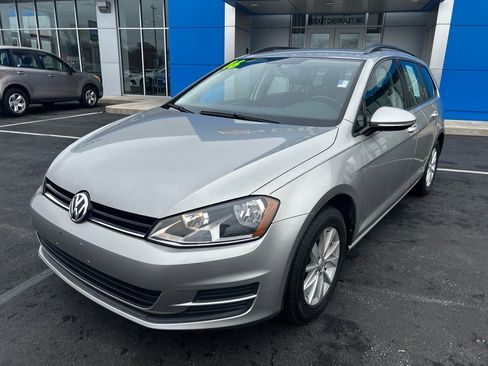 Used 2016 Volkswagen Golf S image 2