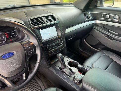 Used 2017 Ford Explorer XLT w/ Equipment Group 202A AWD/4WD image 19