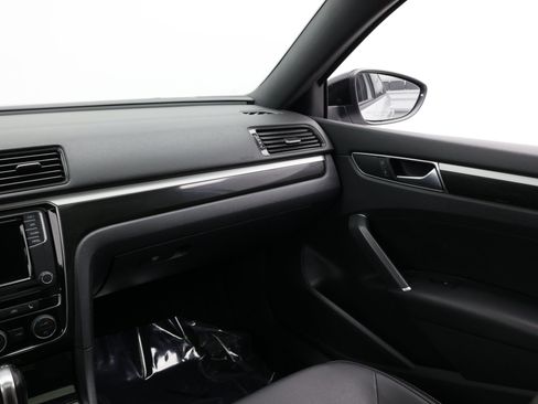Used 2018 Volkswagen Passat 3.6 FWD image 34