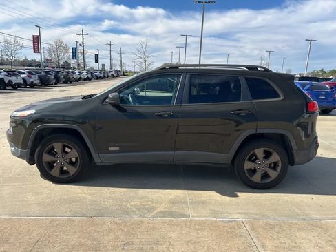 Used 2017 Jeep Cherokee Latitude w/ Comfort/Convenience Group image 3