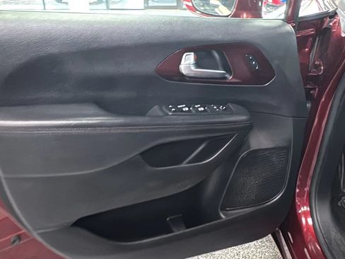 Used 2019 Chrysler Pacifica Limited FWD image 21
