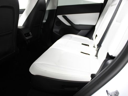 Used 2022 Tesla Model Y Long Range image 19