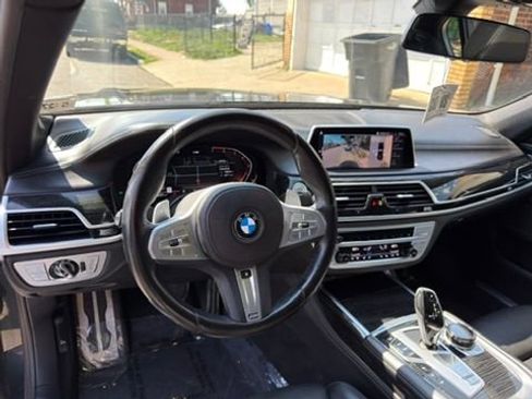 Used 2022 BMW 750i xDrive w/ Executive Package AWD/4WD image 21