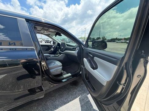 Used 2024 Toyota Highlander XLE AWD/4WD image 25