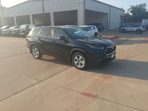 Used 2024 Toyota Highlander LE image 6