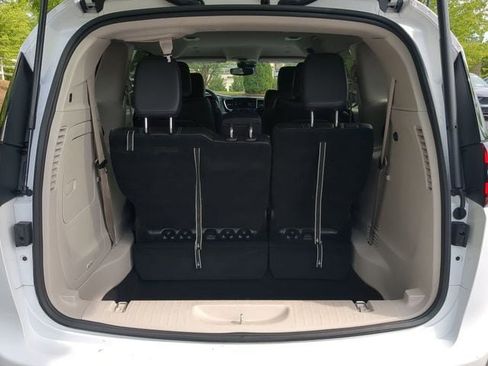 Used 2024 Chrysler Pacifica Limited FWD image 12