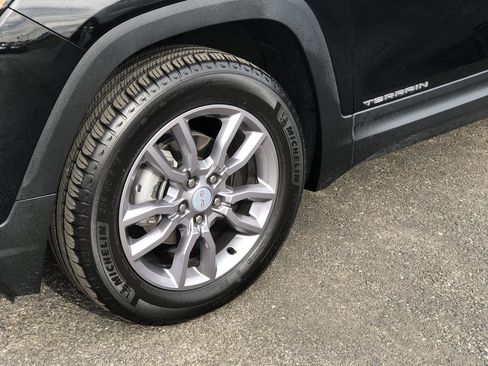 Used 2024 GMC Terrain SLT image 2