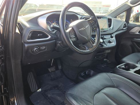 Certified 2021 Chrysler Pacifica Touring-L w/ Uconnect Theater Family Group image 28