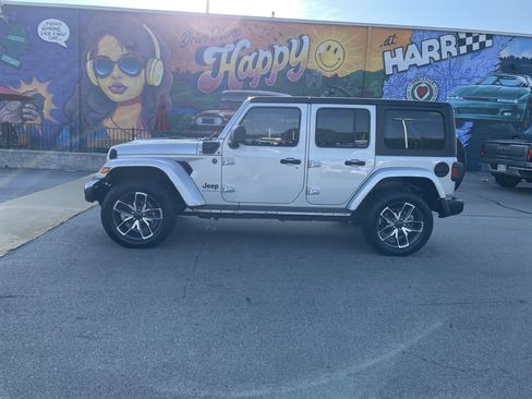Used 2024 Jeep Wrangler Unlimited AWD/4WD image 2