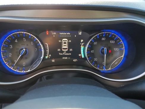 Certified 2024 Chrysler Pacifica Touring-L image 11