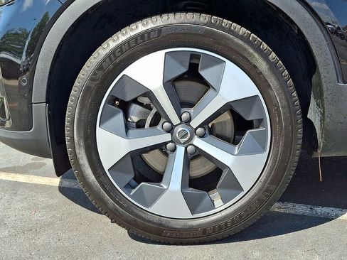 Used 2024 Volvo XC40 B5 Plus AWD/4WD image 8