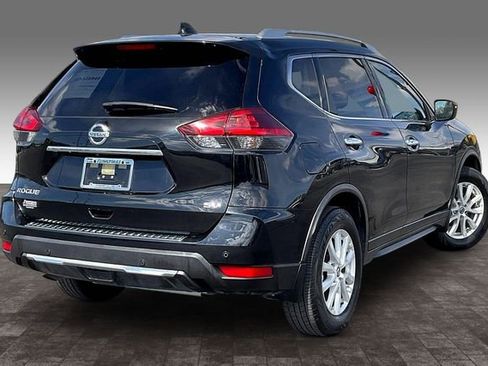 Used 2020 Nissan Rogue SV image 2