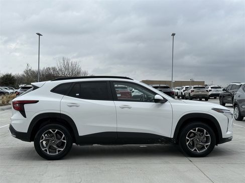 Certified 2025 Chevrolet Trax LT image 3