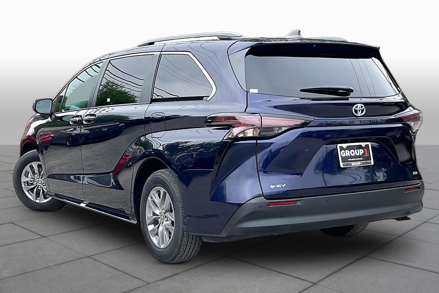 Used 2025 Toyota Sienna XLE FWD image 12