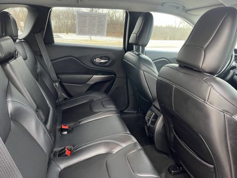 Used 2019 Jeep Cherokee Latitude Plus w/ Cold Weather Group image 34