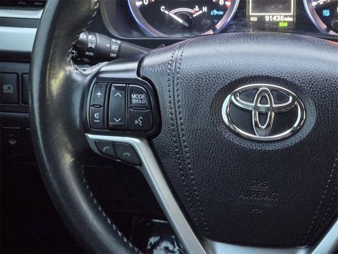 Used 2019 Toyota Highlander SE w/ Protection Package #3 image 16