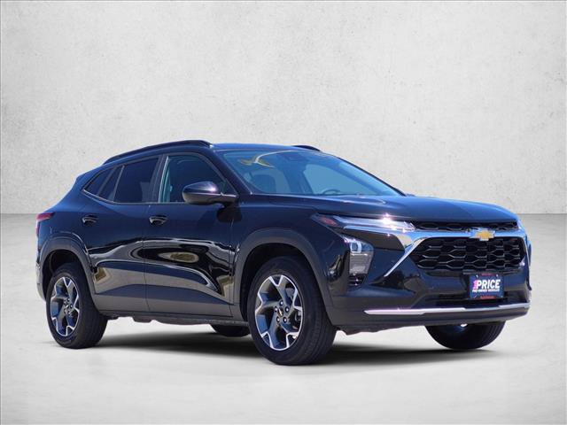 Used 2025 Chevrolet Trax LT FWD image 3