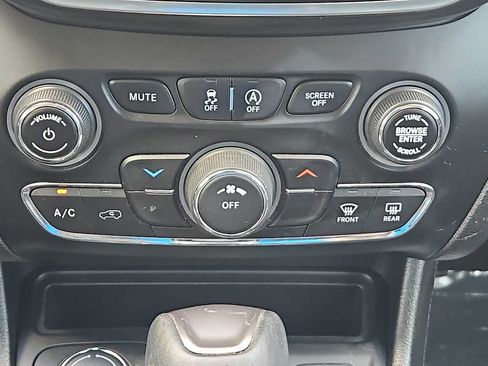 Used 2021 Jeep Cherokee Latitude Plus w/ Mopar Interior Package AWD/4WD image 16