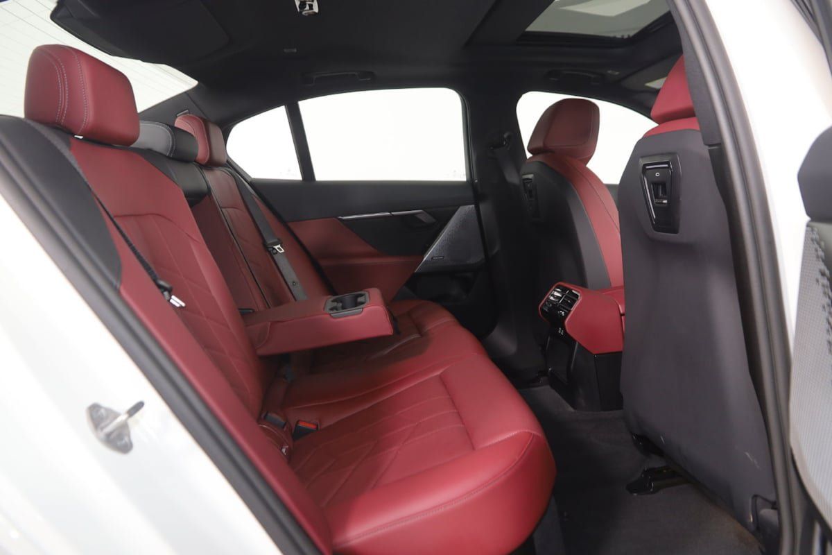 Used 2024 BMW i5 eDrive40i w/ Convenience Package RWD image 15