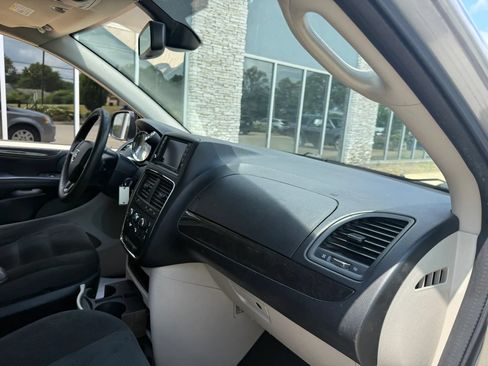Used 2019 Dodge Grand Caravan SE FWD image 14