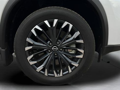 Used 2025 Nissan Rogue SL w/ Tech Package image 3