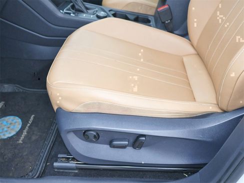 Certified 2022 Volkswagen Tiguan SE image 12