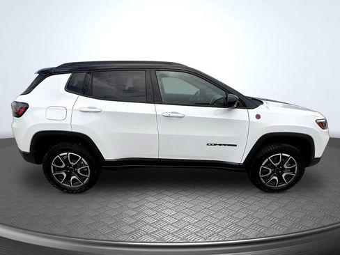 Used 2025 Jeep Compass Trailhawk w/ Trailhawk Elite Group AWD/4WD image 4