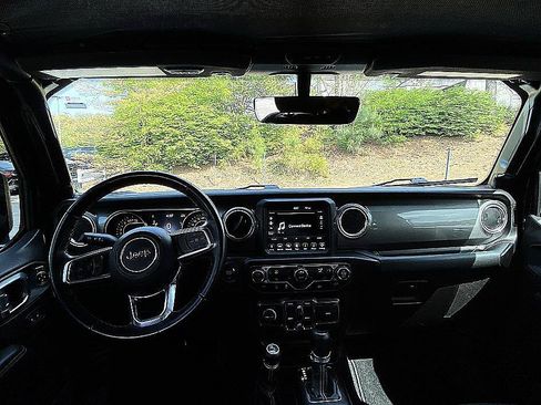 Used 2022 Jeep Wrangler Unlimited Sahara AWD/4WD image 17
