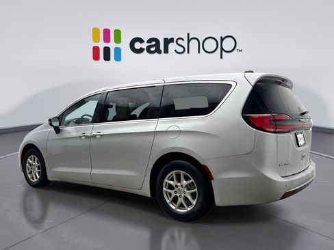 Used 2024 Chrysler Pacifica Touring-L image 3