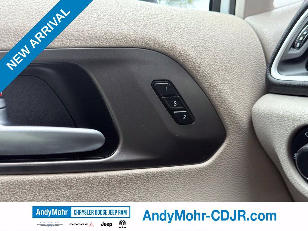 Used 2024 Chrysler Pacifica Touring-L FWD image 30