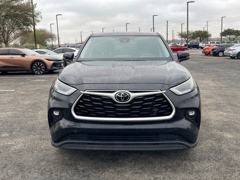 Used 2025 Toyota Highlander LE image 2