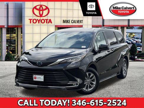 Certified 2023 Toyota Sienna XLE FWD image 1