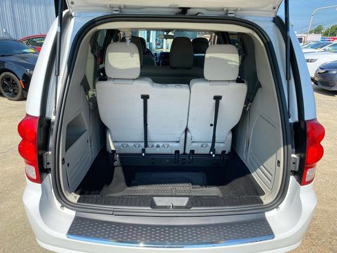 Used 2017 Dodge Grand Caravan SE image 6