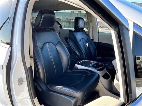 Used 2024 Chrysler Pacifica Touring-L image 11